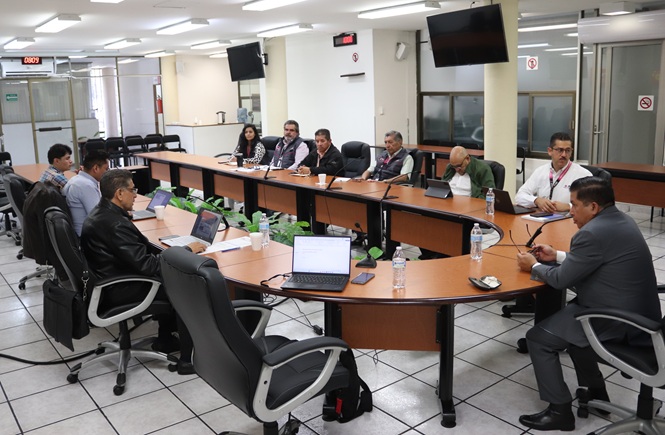 personas en una reunión de trabajo