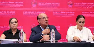 un hombre sentado en medio de dos mujeres sentadas