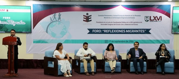 una persona en un pódium y cinco personas sentadas