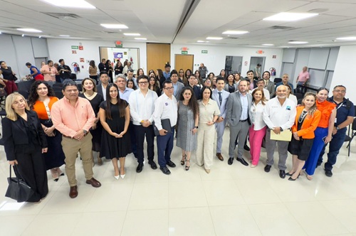 muchas personas de pie en un salón