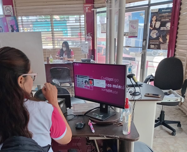 Mujer viendo su computadora