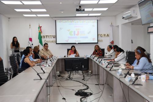 personas sentadas alrededor de una mesa rectangular color blanca