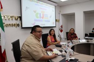 personas sentadas delante de una pantalla