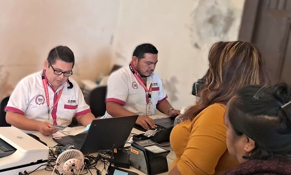 dos hombres con playera blanca y tonos rosas sentados frente a dos mujeres