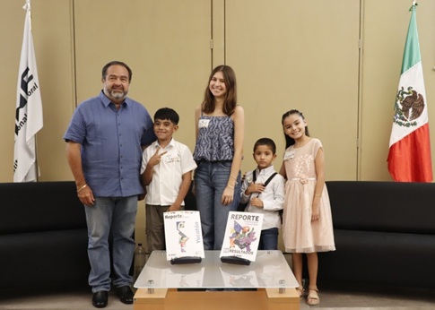 adulto mayor y personas menores de edad de pie atrás de dos libros