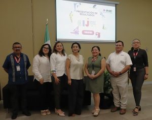 seis personas adultas de pie abajo de una pantalla con un logotipo de colores