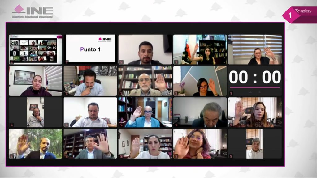 Pantalla con recuadros de las personas Consejeras Electorales y representantes de partidos políticos participando en la Sesión.