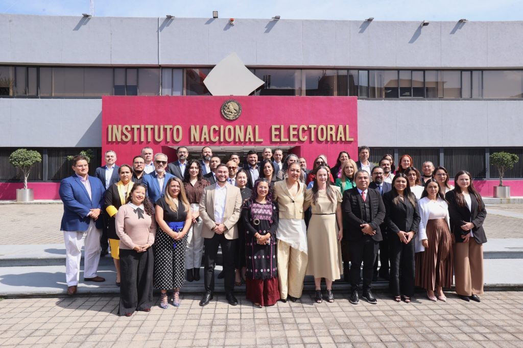 Participantes paradas en la explanada del instituto posando para la foto.
