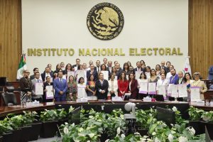 Foto oficial de quienes recibieron su constancia con las y los Consejeros Electorales