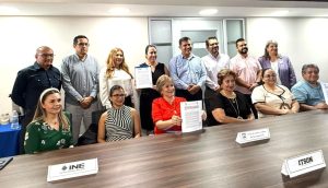 personas de pie y sentadas frente a una mesa color café