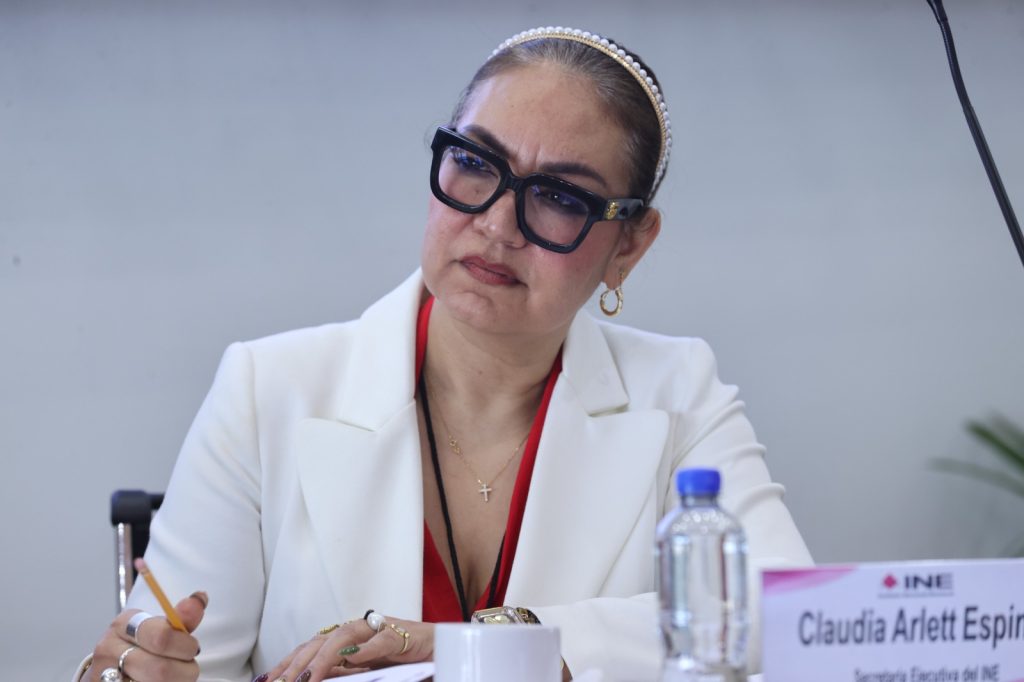 Claudia Arlett Espino, Secretaria Ejecutiva en su participación en el evento.