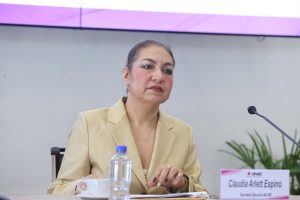 Claudia Arlett Espino, Secretaria Ejecutiva en su participación en el evento.
