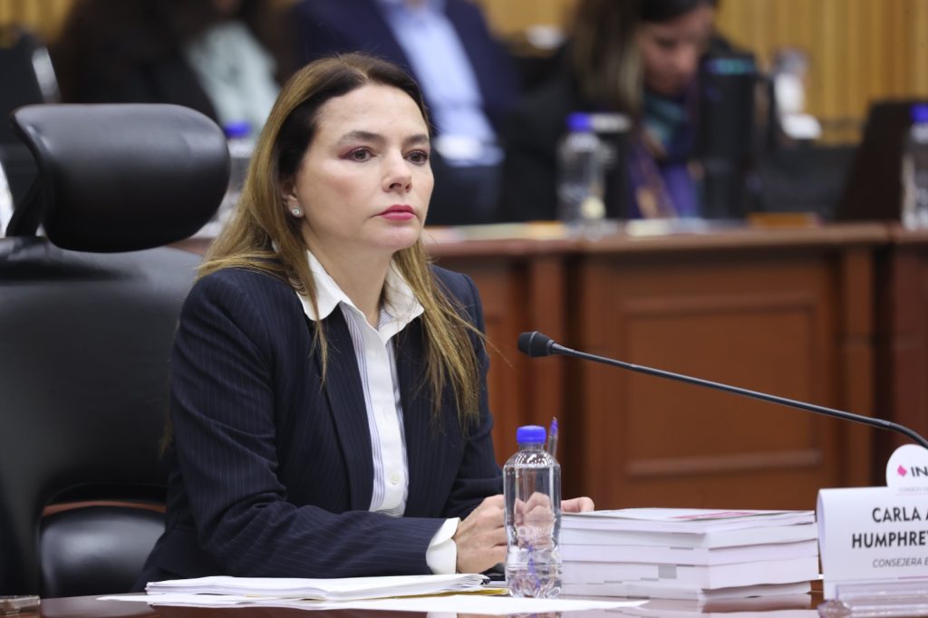 Carla Humphrey Jordan, Consejera Electoral en su participación en la sesión.