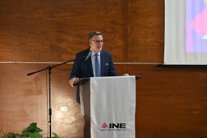 Un señor de pie frente a un micrófono