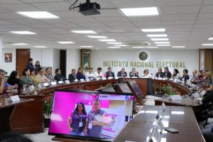 personas sentadas alrededor de una mesa ovalada