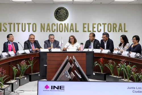 personas reunidas en un salón