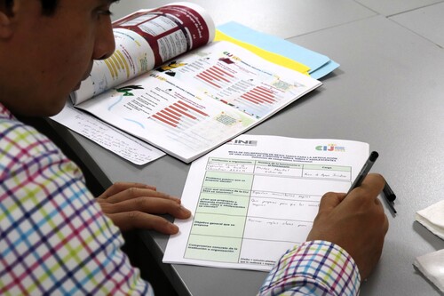 Hombre con documentos de colores
