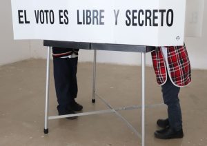 una casilla donde solo se ven los pies de dos menores de edad