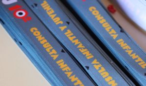 tres libros con la leyenda consulta Infantil y Juvenil