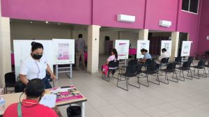 interior de un módulo del INE con personas sentadas