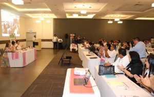 un salón con personas sentadas