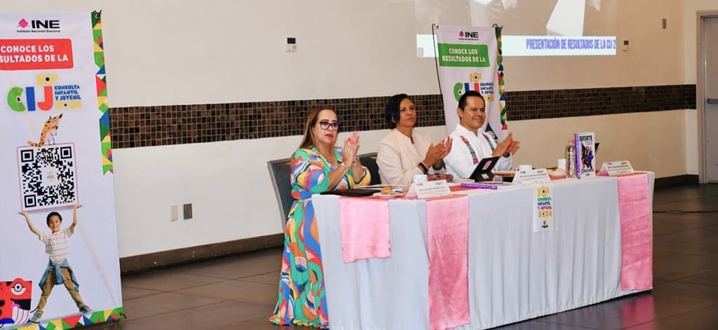 tres personas sentadas aplaudiendo