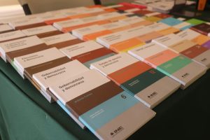 libros en fila sobre una mesa