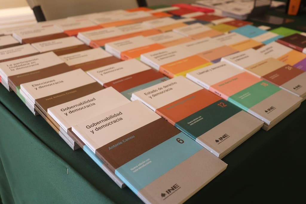 libros en fila sobre una mesa
