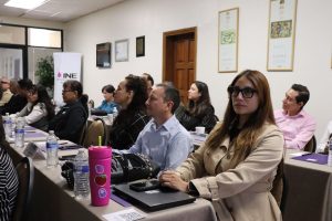 varias personas sentadas en un salón