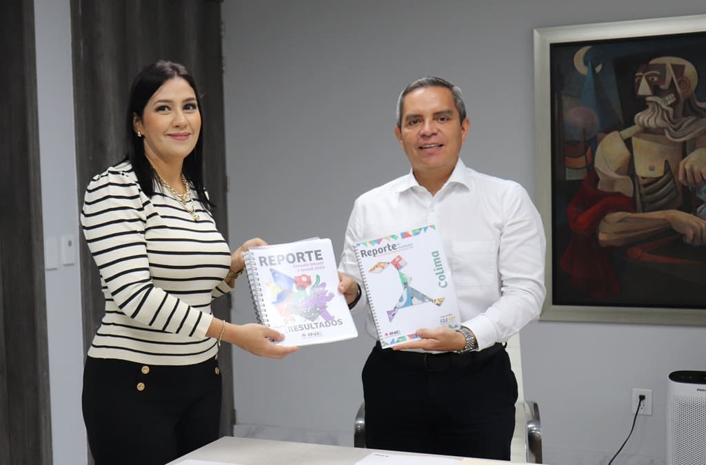 una mujer y un hombre ambos de pie mostrando unos documentos