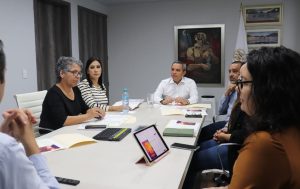 personas sentadas durante una reunión de trabajo