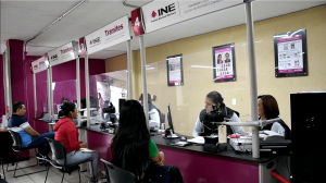 personas siendo atendidas en un módulo del INE