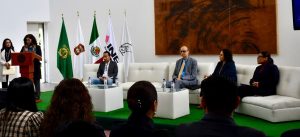 tres personas sentadas en sillones color blanco