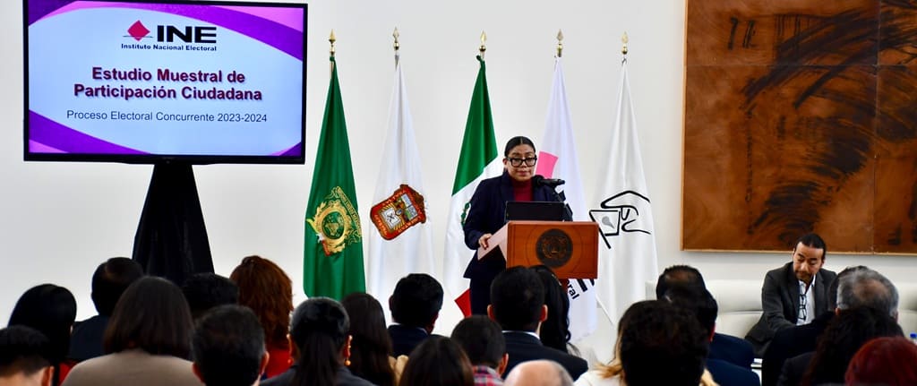 mujer de pie hablando