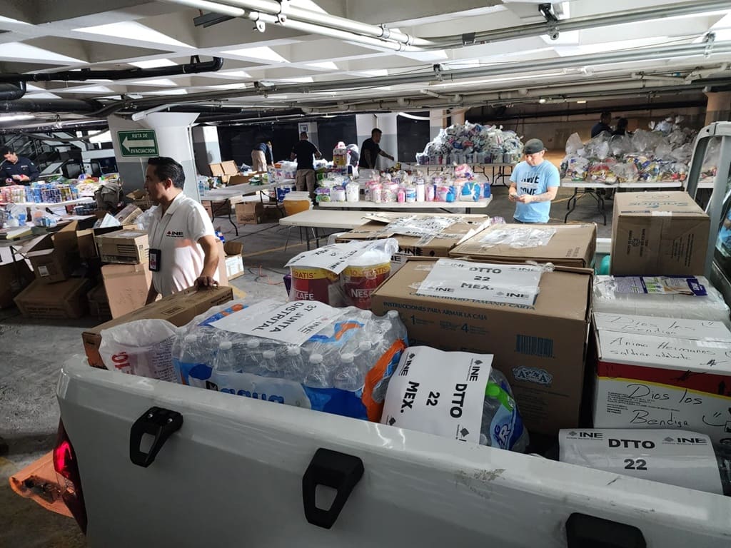 bodega con una camioneta que contiene cajas