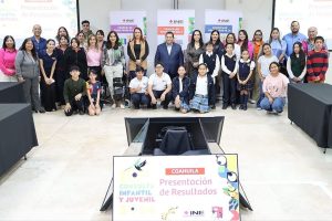 mujeres, hombres y personas menores de pie posando para una foto