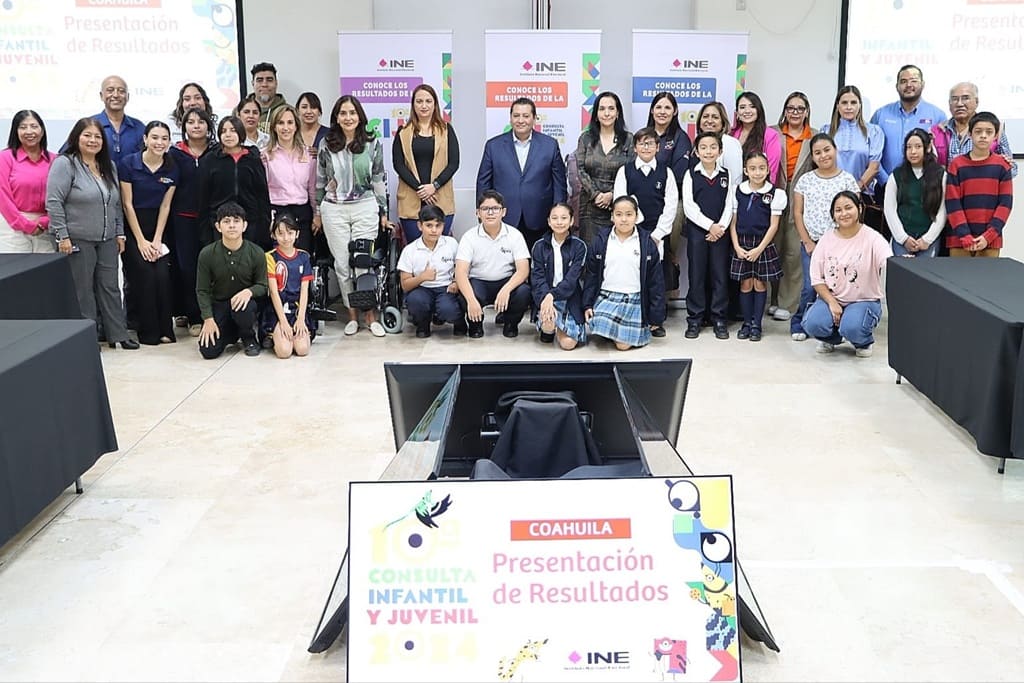 mujeres, hombres y personas menores de pie posando para una foto