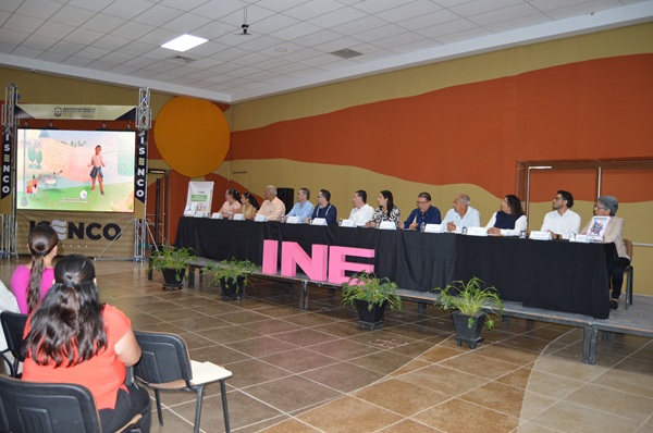 personas sentadas frente a una mesa rectángular