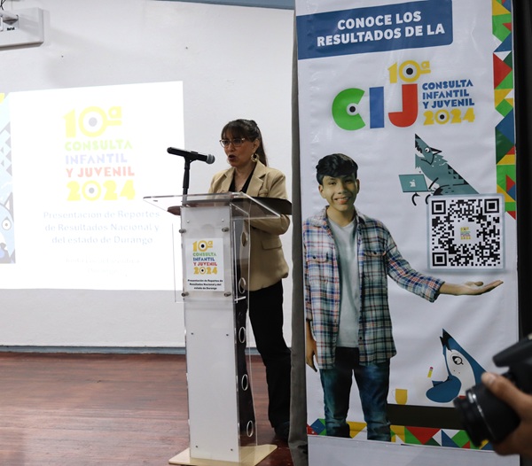 mujer de pie frente a un micrófono