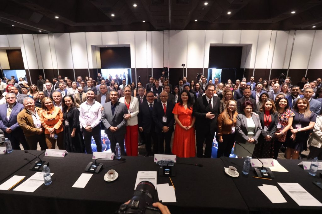 Foto grupal de participantes en la evaluación_INE-OPL