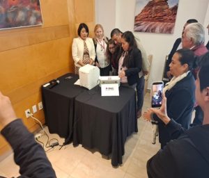 personas observado el funcionamiento de una máquina