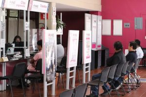 oficina con letreros con la leyenda INE