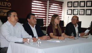 cuatro personas sentadas en una oficina