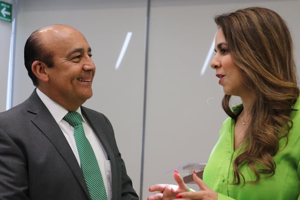 mujer y hombre viéndose de frente y sonriendo