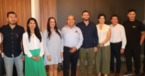 mujeres y hombres de pie sonriendo para la foto