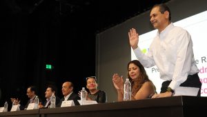 personas en un pódium