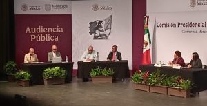 seis personas reunidas en un salón