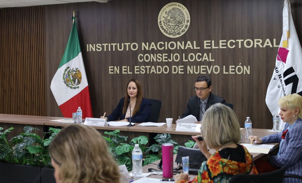 personas en reunión de trabajo