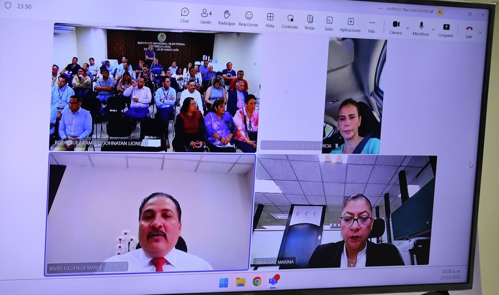 tres personas en una video llamada