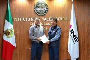 dos hombres de pie sosteniendo un documento